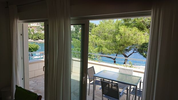 BLICK AUF DIE TERRASSE