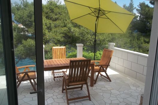 BLICK AUF DIE TERRASSE