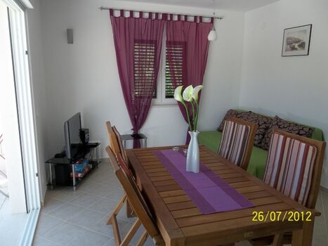 WOHNZIMMER MIT SCHLAFSOFA