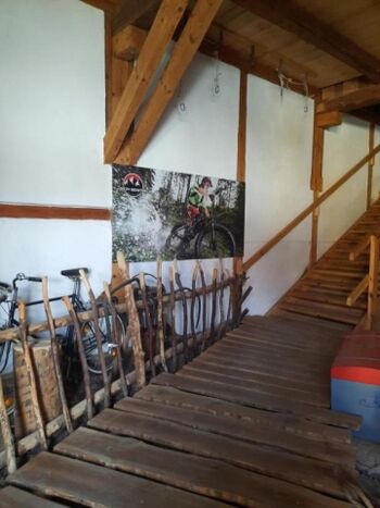 der Eingang zum Chalet führt durch die Scheuen