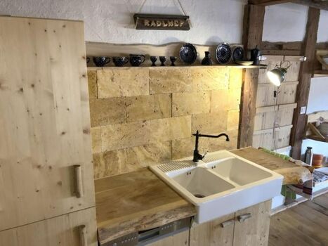 große Spüle mit Spülmaschine