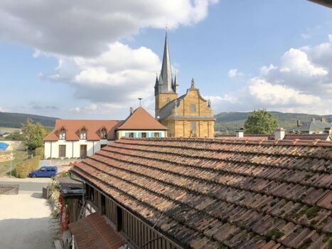 Blick vom Chalet auf die wunderschöne Kirche und den Innenhof