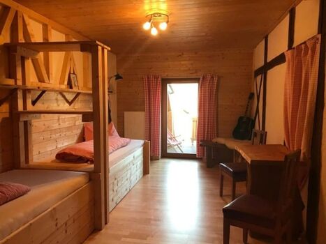 Das Schlafzimmer im 1 Stock mit zwei Einzelbetten und Vorhang  zur Verdunkelung (KEIN BALKON)