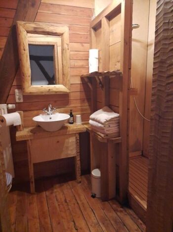 Das Duschbad im 1 Stock mit großer begehbarer Dusche und individuellen Holzmöbeln