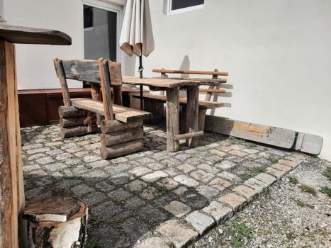 rustikale Sitzmöbel in der Grillecke