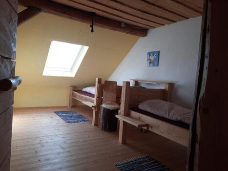 das Einzelzimmer im 2. Stock im Tennenlager, mit Verdunkelungsrollo