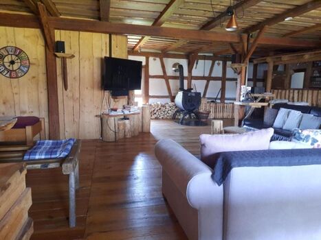 Hell und urig, super gemütlich, zwei Sofas 