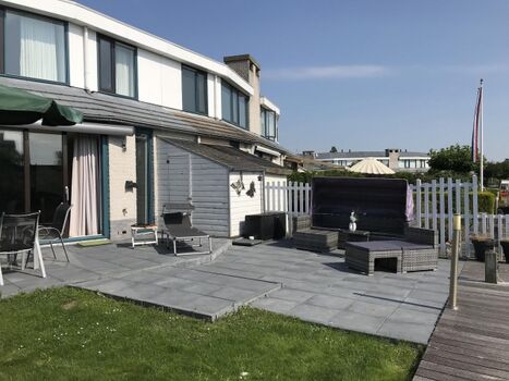 Terrasse am Wasser