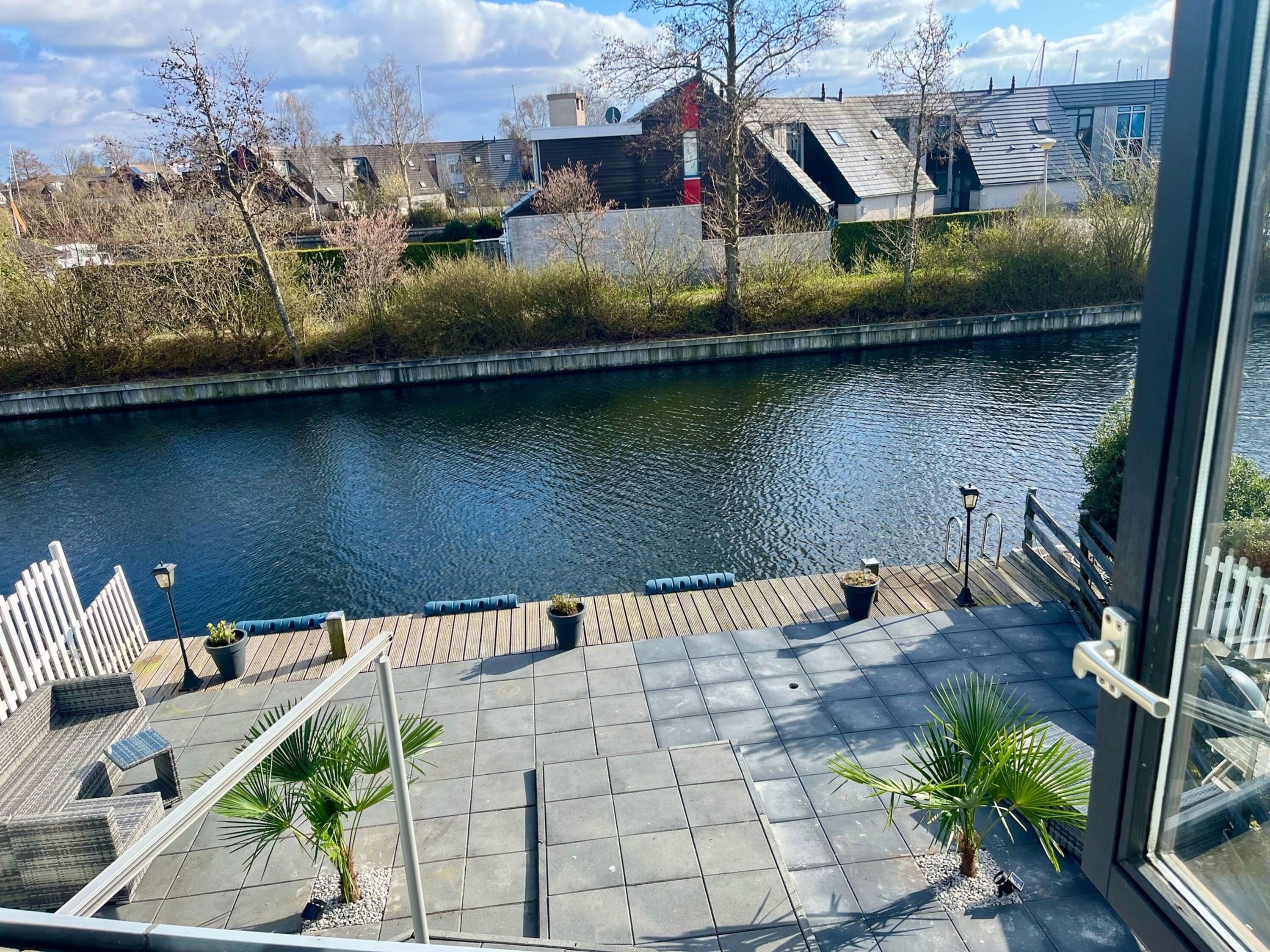 grosse Terrasse am Wasser