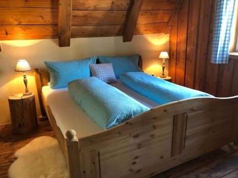 Das heimelige Schalafzimmer mit großem Doppelbett