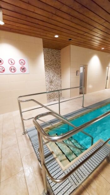 Schwimmen im warmen Hallenbad