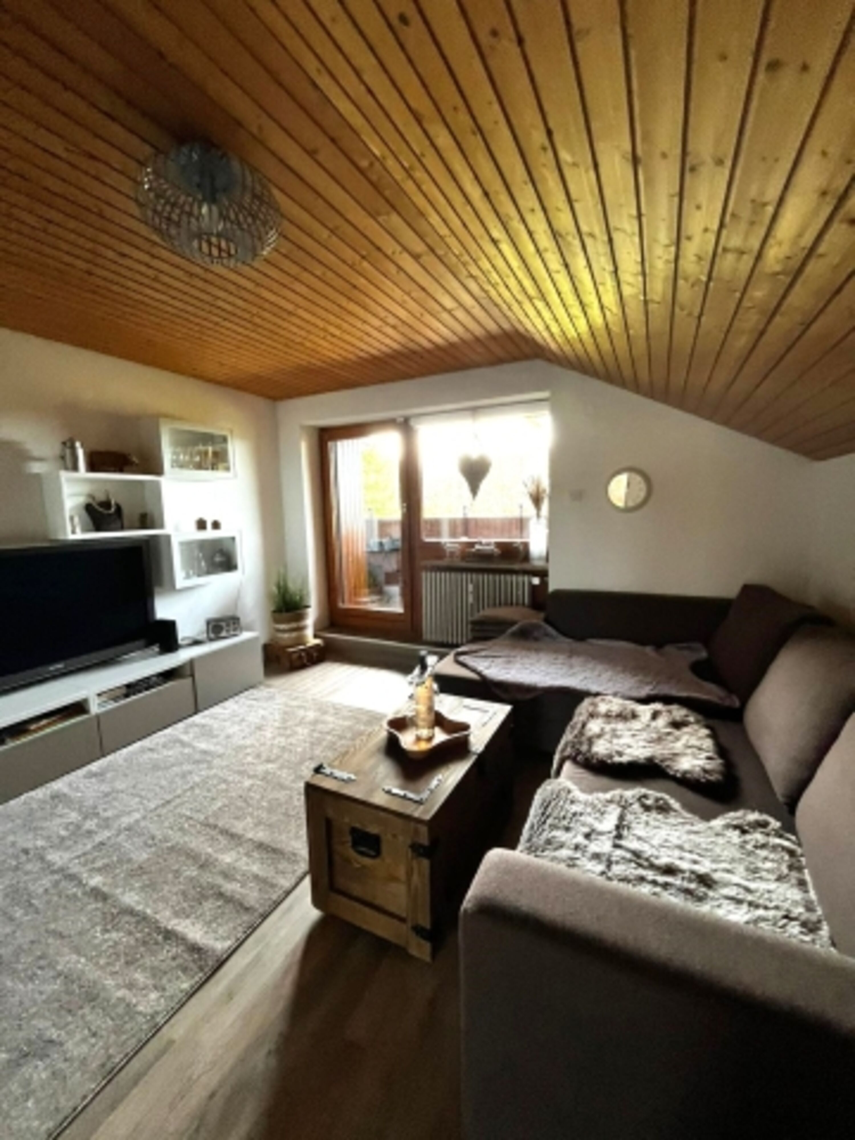 Zugang zum Balkon und ein gemütliches Sofa