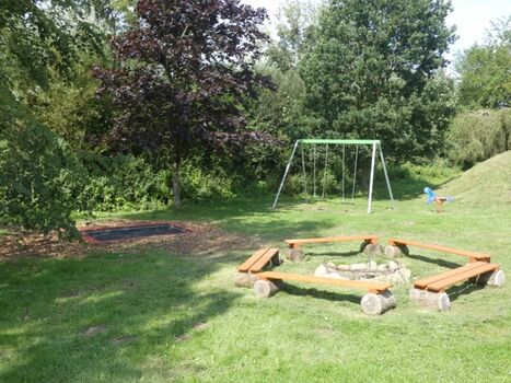 Spielplatz mit Trampolin und Schaukel, Lagerfeuerplatz