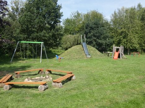 Spielplatz mit Rutsche, Kletterturm f.d. Kleinsten, TT-Tennis und Kickerhäuschen