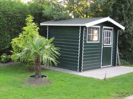 Gartenlaube vor der Terrasse