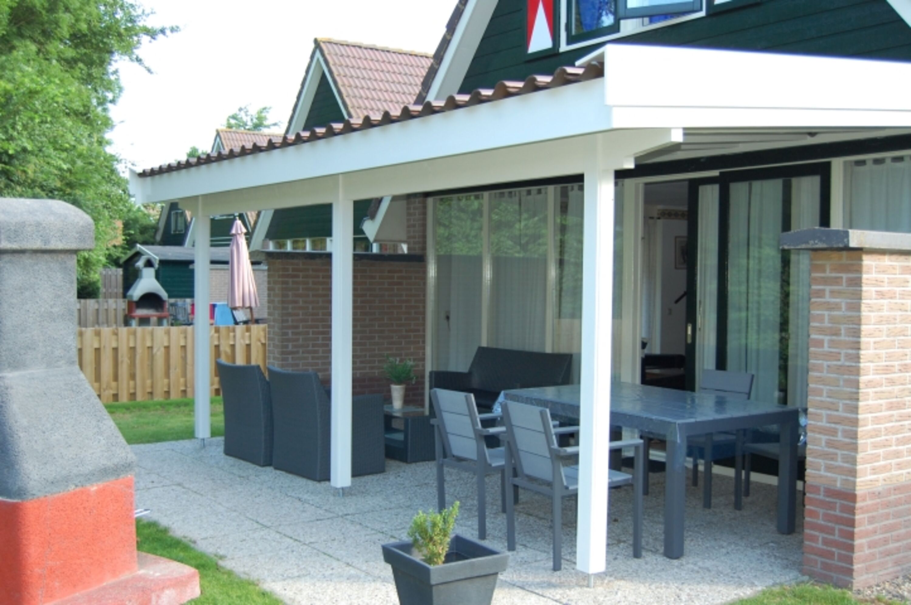 Überdachter Wintergarten im Sommer offen