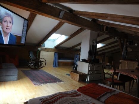 Blick vom Doppelbett in die Wohnung