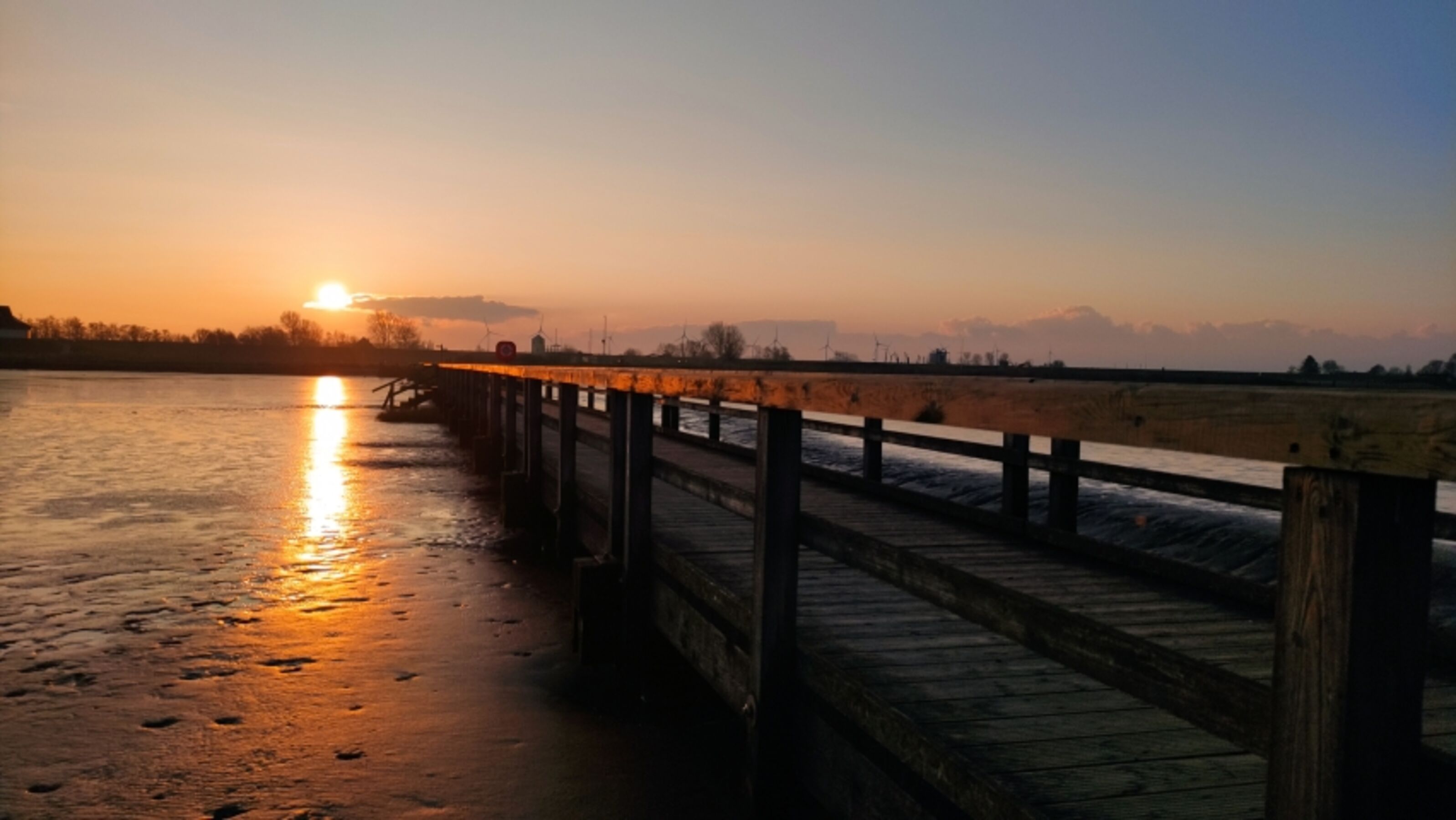 Sonnenuntergang vom Wattensteg in Burhave