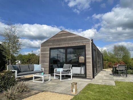 und gemütlichen Loungemöbeln auf der Terrasse