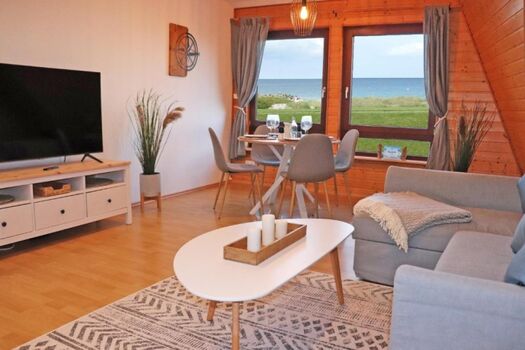 Wohnzimmer mit Esstisch und Meerblick