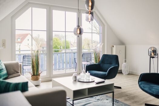 Wohnzimmer mit Zugang zum Balkon