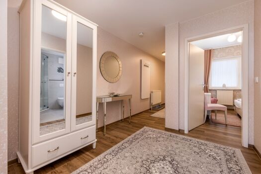 Flur mit Blick in das Schlafzimmer