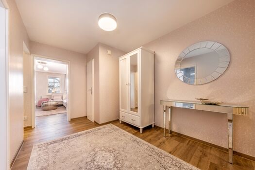 Der große Flur mit Kleiderschrank und Garderobe.