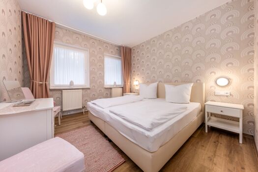 Das Schlafzimmer mit großem Doppelbett....