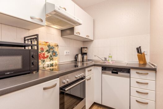 Küchenzeile mit Geschirrspüler.