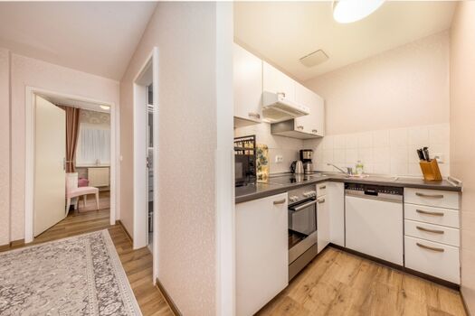 Flur mit Blick zur Küchenzeile.