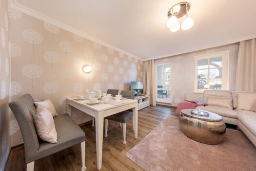 Das schöne Wohnzimmer mit Austritt zum Balkon.