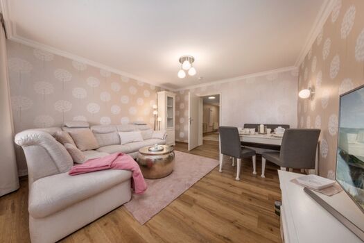 Das Wohnzimmer mit Blick in den Flur.