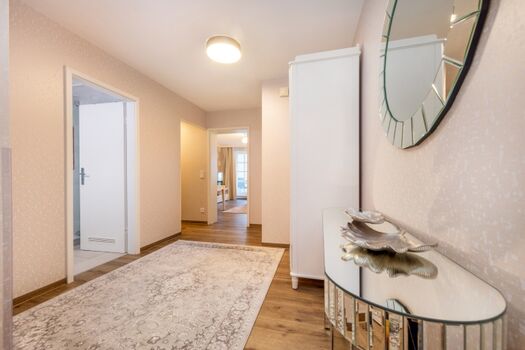 Der Flur mit Blick zum Bad - Tür links im Bild.