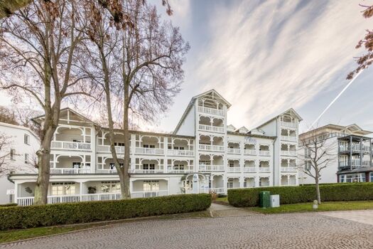 Das Aparthotel Ostsee in der Wintersonne.
