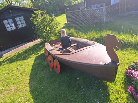 Sandkiste im hinteren Garten