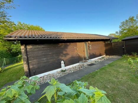 Thors Blockhaus - Eingangsbereich mit Vorgarten