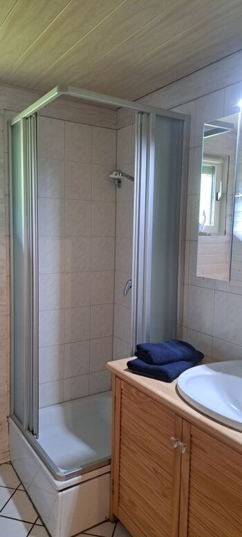 Badezimmer mit Dusche