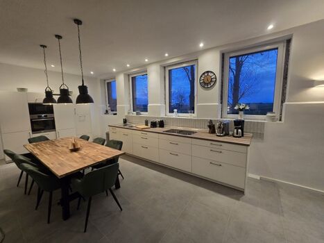 Offene Küche mit Zugang zur Terasse