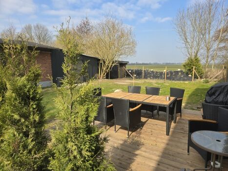 Eingezäunter Garten mit Terrasse