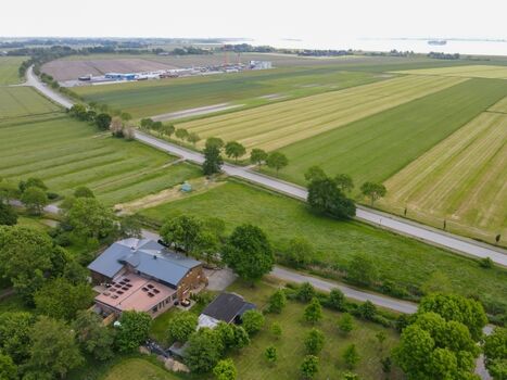 Luftbild mit der Elbe im Hintergrund