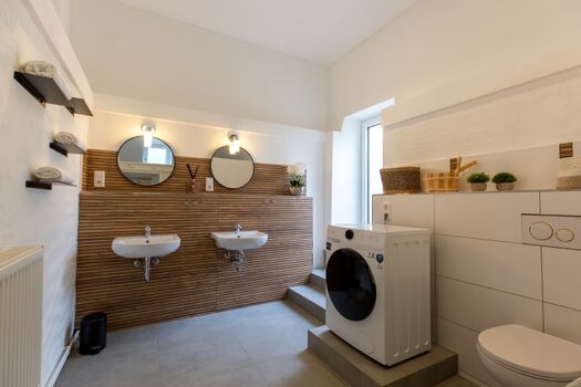 Bad mit Dusche, Doppelwaschbecken und Waschmaschine