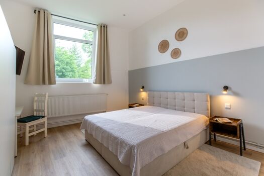 Schlafzimmer I, Doppelzimmer mit Schreibtisch, TV und Kleiderschrank