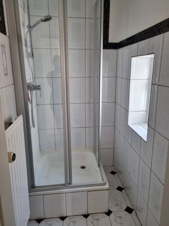 Bad mit Dusche 80 x 80 cm