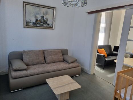 Angrenzendes Wohnzimmer mit Schlafcouch