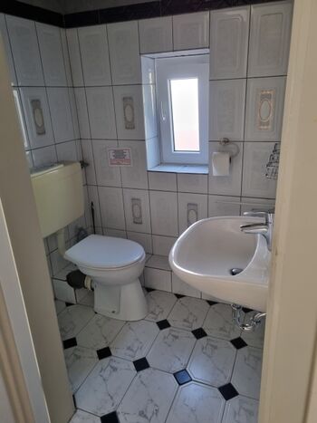 Bad mit WC und Waschbecken