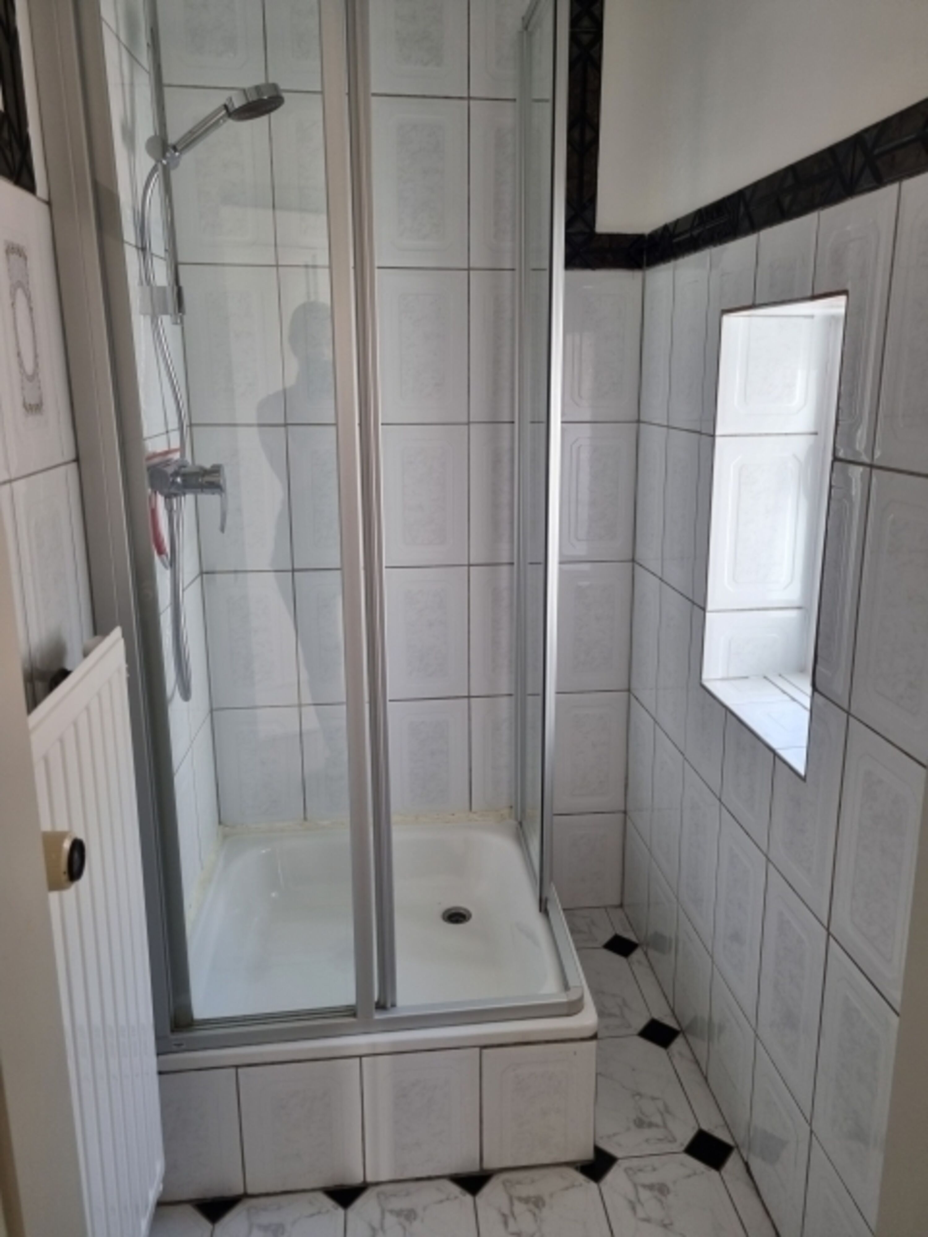 Bad mit Dusche 80 x 80 cm
