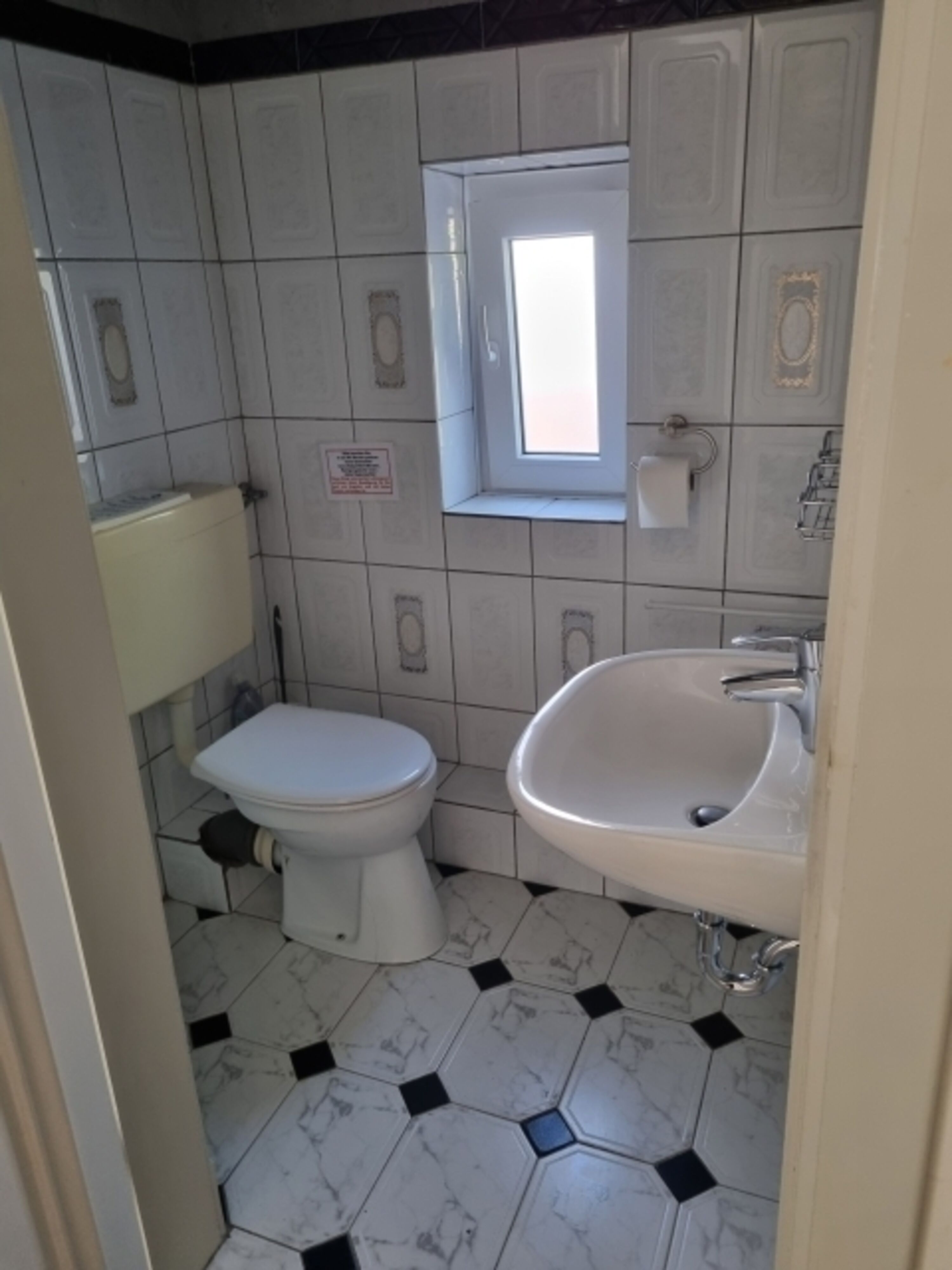 Bad mit WC und Waschbecken