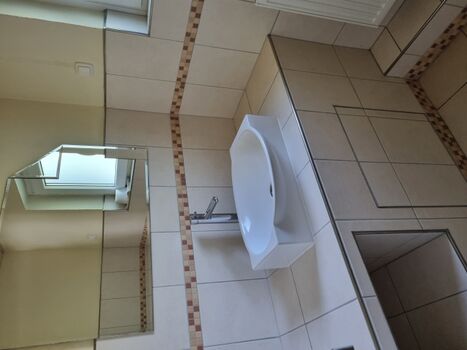 Bad 1- WC mit Waschbecken