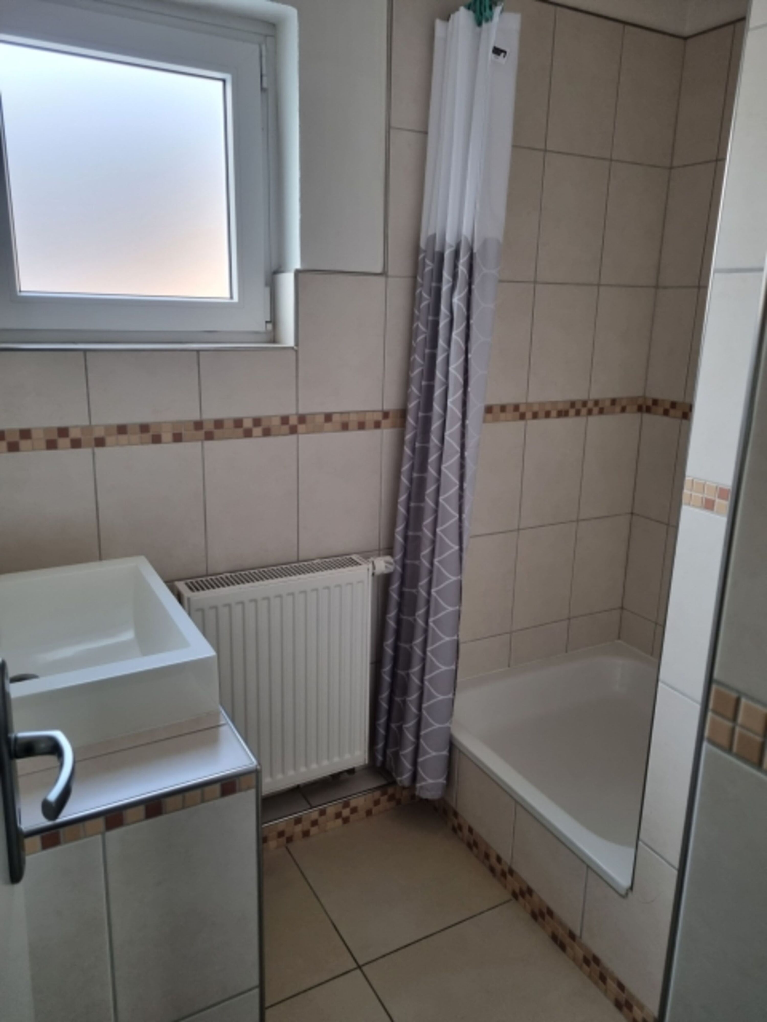 Bad 2- Dusche mit Waschbecken