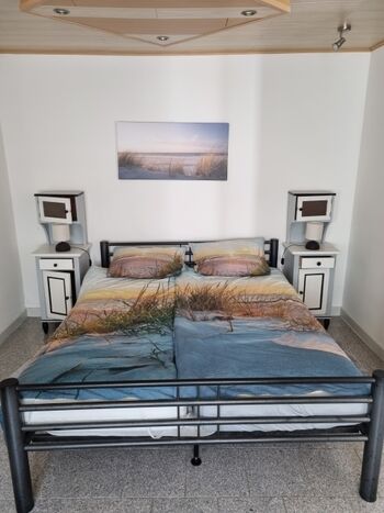 Großes Schlafzimmer mit Doppelbett